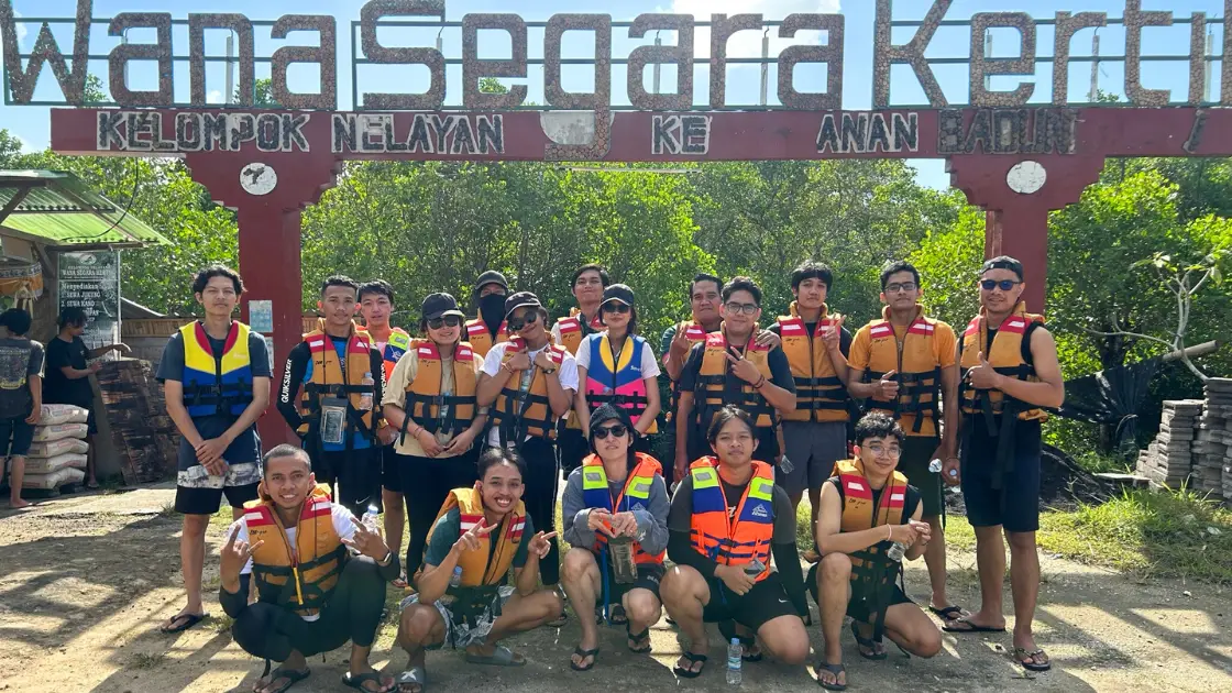 A group ready to explore mangrove through canoeing