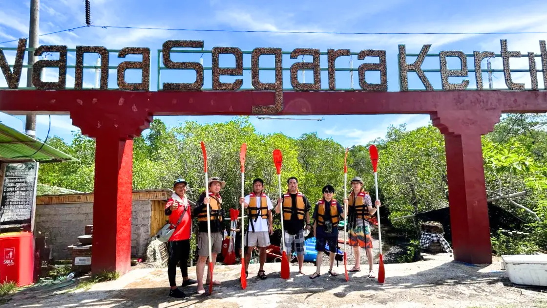 Group of visitors with life jackets and paddles at Wana Segara Kertih entrance